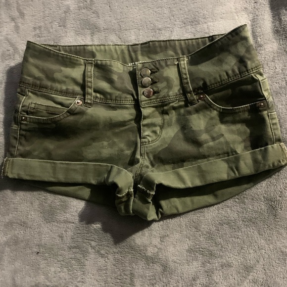 Camo shorts - Picture 2 of 3